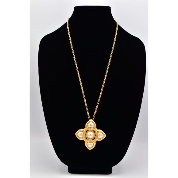 Givenchy Vintage Heart Pearl Necklace Pearl Brushed Gold Signed 80s 1980s BinBN - Picture 2 of 12